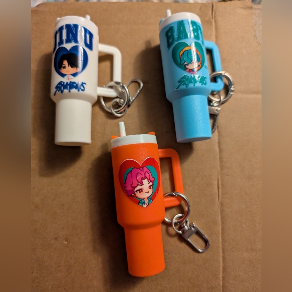 🦋 1 K-pop Sasha Boys Stanley Style Keychain